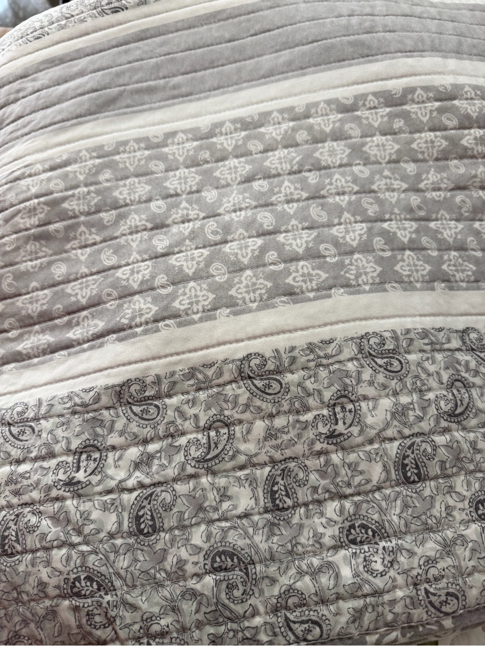 Paisley Quilted Bedspread Full/Queen - Gray & White. Reversible